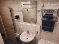 Bad mit Dusch-/Badewanne &amp; WC