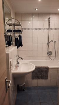 Bad mit Dusch-/Badewanne